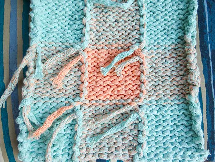 Before beginning the weaving in process, the ends of the yarn “lean” toward the adjacent color block