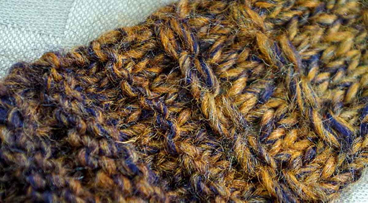 The Linked Chain Ridge stitch creates this high-definition ridges which add depth to the knit fabric.