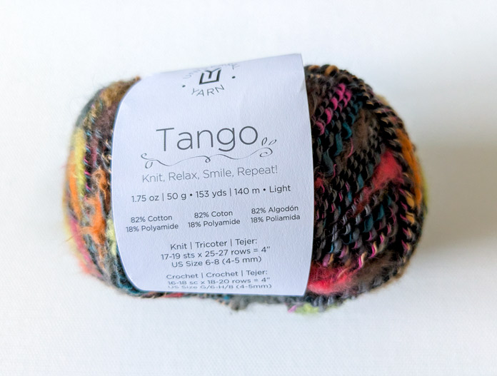 A ball of UNIVERSAL Tango yarn (82% cotton, 18% polyamide), colorway Barrida.