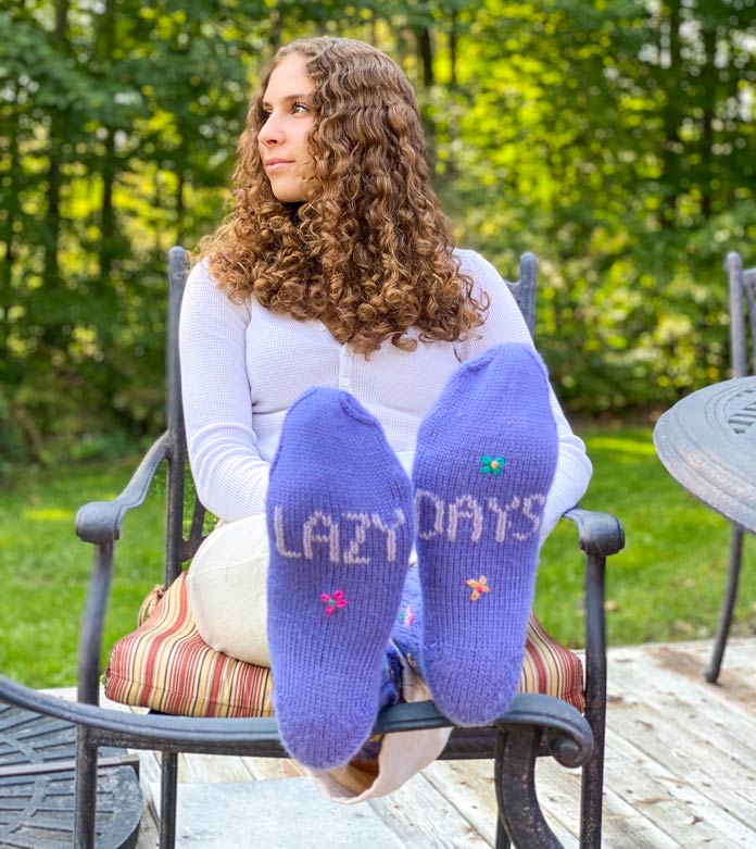 Lazy Daisy Socks by Lorraine Thompson for ANPTmag Issue 58; photo by Carla A. Canonico for ANPTmag