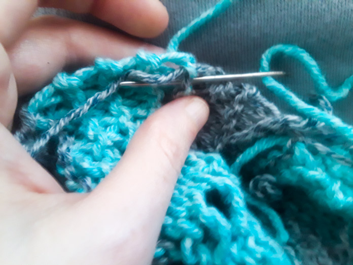 Weaving in ends on the Sunshine Throw Blanket, using a Unique Knitting Round-Tipped Yarn Needle