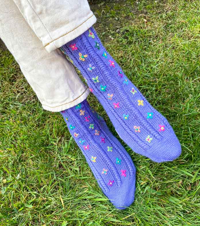 Lazy Daisy Socks by Lorraine Thompson for ANPTmag Issue 58; photo by Carla A. Canonico for ANPTmag