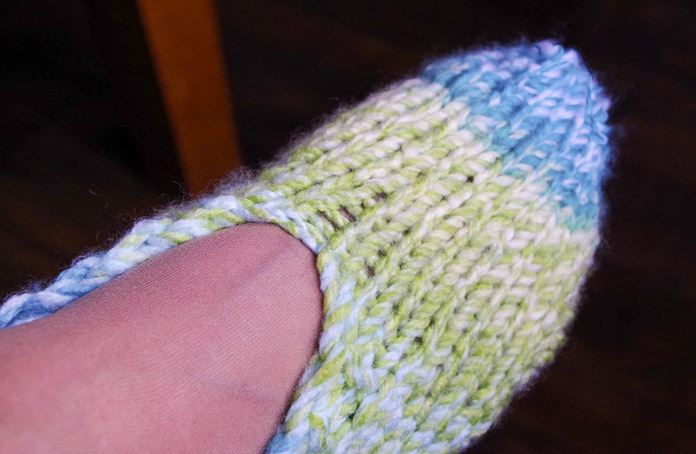 To make the toe, start knitting in the round and once the ideal length is reached, you start decreasing until a small number of stitches remain to be grafted.